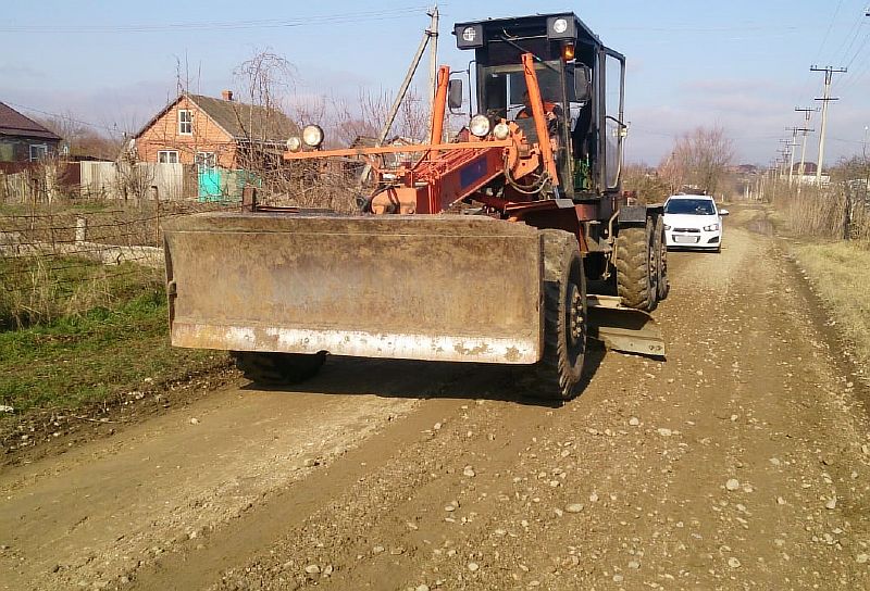 В Усть-Лабинске возобновились работы по ремонту гравийных дорог