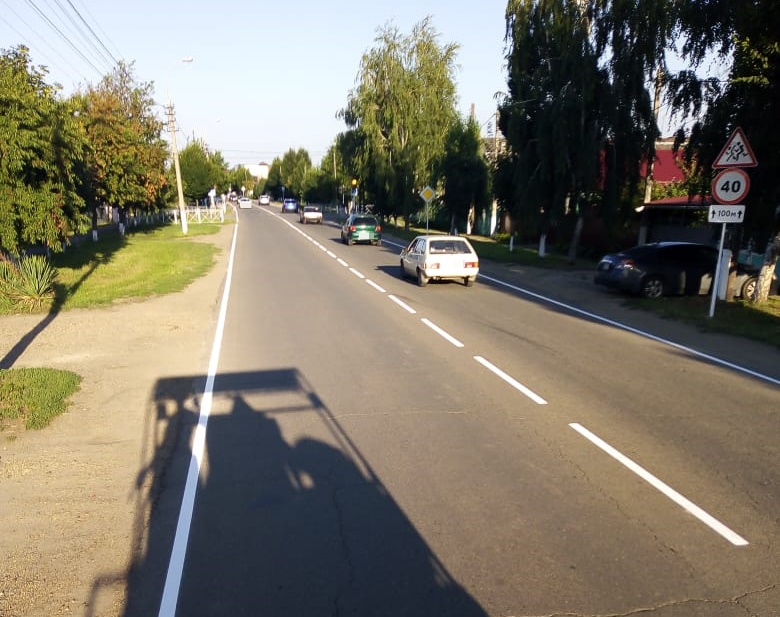 В Усть-Лабинске продолжаются работы по нанесению дорожной разметки