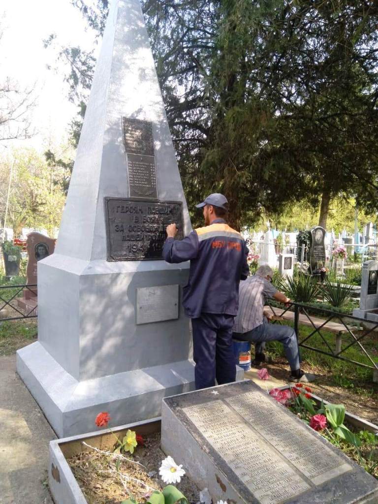 Наводим порядок на памятниках, украшаем город