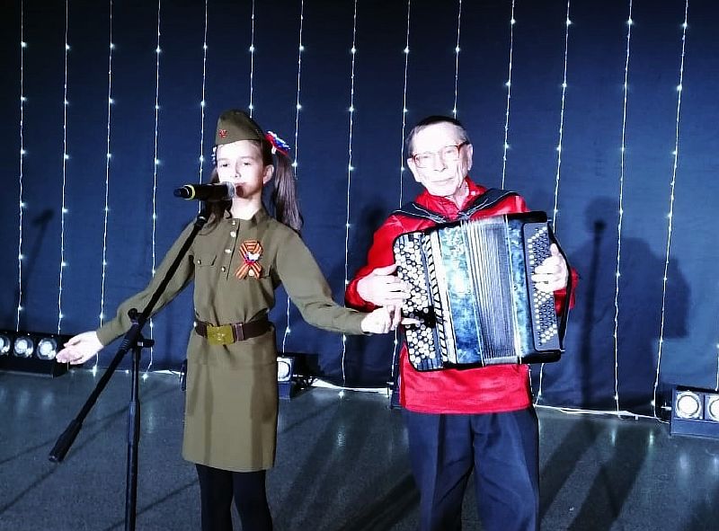 Артисты Усть-Лабинского городского Дома культуры приняли участие в конкурсе военно-патриотической песни "Война – боль души моей"