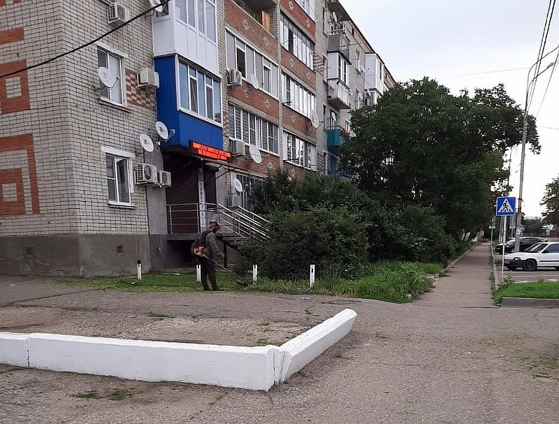 Покос травы на улицах города продолжается