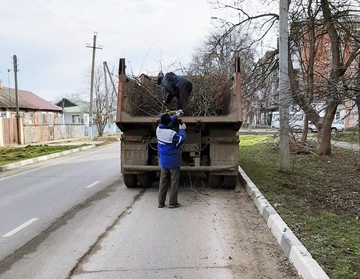 Специалисты продолжают наводить порядок на улицах Усть-Лабинска