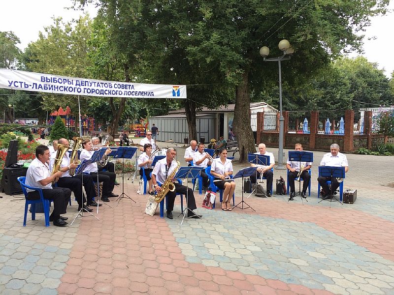 В парке играли духовые оркестры