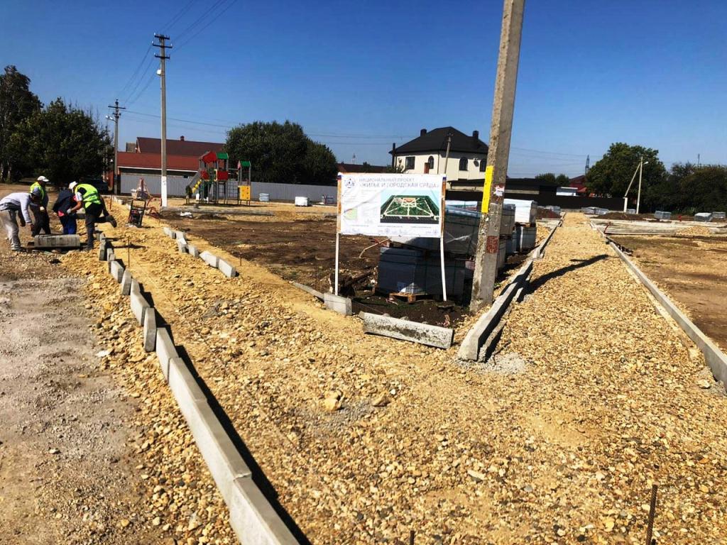 Строительство сквера: заканчиваются работы по установке бордюров