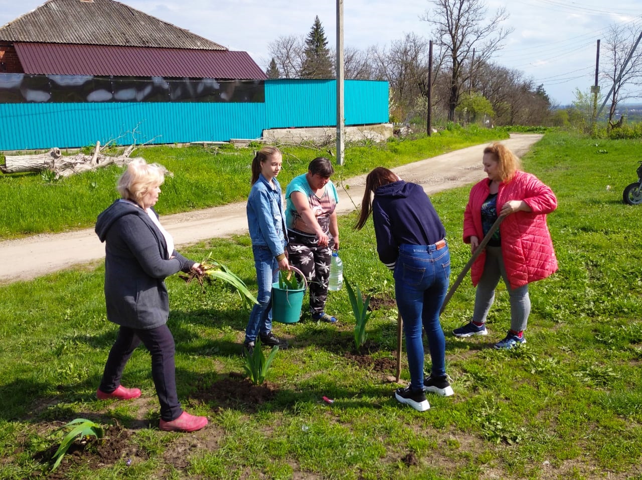 Квартальные западного микрорайона провели субботник на детской площадке