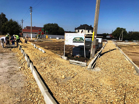 Строительство сквера: заканчиваются работы по установке бордюров