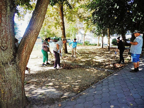 Сотрудники учреждений культуры и спорта приняли активное участие в субботнике