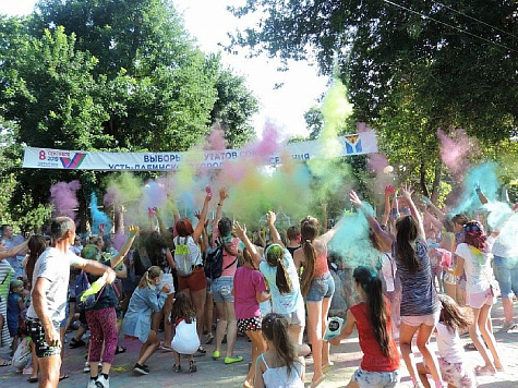 Фестиваль красок «Холли» прошёл городском парке