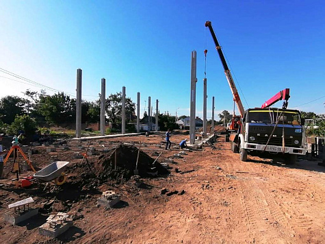 На строящемся спортивном Центре устанавливаются колонны