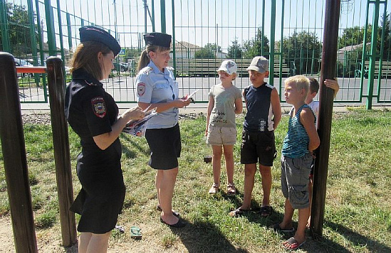 Инспекторы призывают детей к безопасному поведению на дорогах