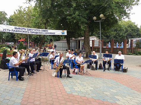 В парке играли духовые оркестры