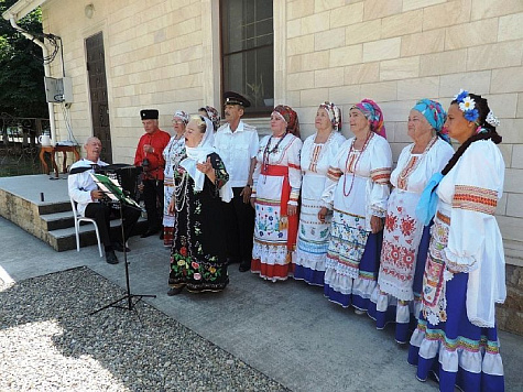 «Любава» выступила с концертом на Троицу