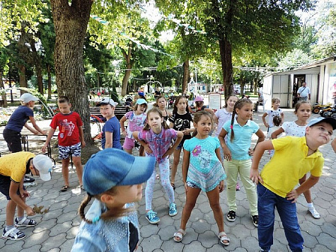 Работники ГДК не дают скучать детям