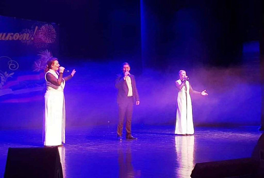 Артисты ГДК приняли участие в поздравлении соцработников