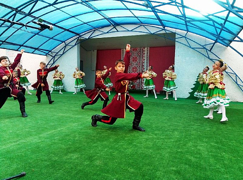 Тематическое мероприятие «Цветами улыбается Земля»