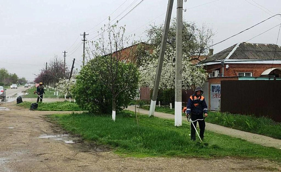 Ведётся покос трав на улицах города