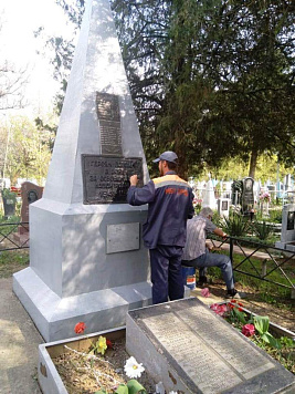 Наводим порядок на памятниках, украшаем город