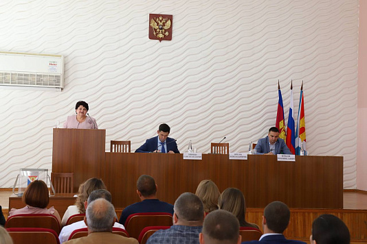 В большом зале администрации прошла первая сессия депутатов V созыва.