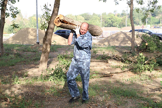 В городе ведутся работы по благоустройству территории.