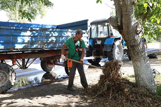 Сотрудники МКУ "Чистый город" в ежедневном режиме ведут работы по благоустройству территории города.