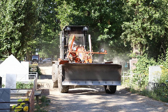 На кладбище по ул. Звездной провели уборку территории.