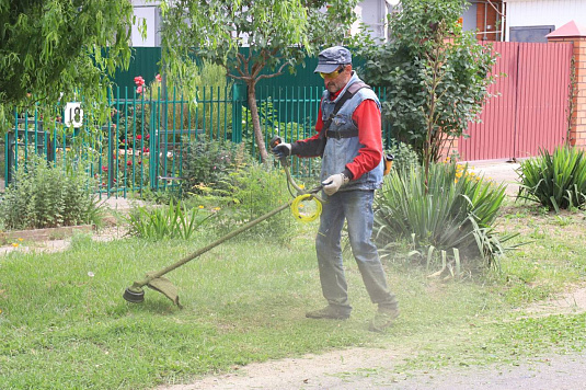 Сотрудники «Чистого города» в рабочем режиме осуществляют санитарную уборку города