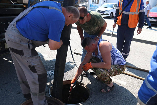 Специалисты АО «Водопровод» проводят обслуживание канализационных коллекторов.