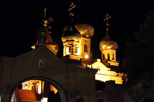 В храмах города торжественными богослужениями встретили праздник Светлого Христова Воскресения.