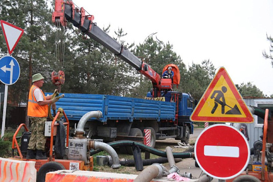 На улице Демьяна Бедного начались работы по реконструкции канализационного коллектора.