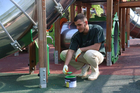 Волонтеры молодежного центра «Вектор» продолжают приводить детские площадки в порядок, придавая им больше яркости и красок!