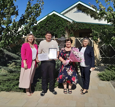 Вручение табличек образцового домовладения и почетных грамот