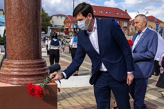 Торжественное возложение цветов к памятнику А.В.Суворову