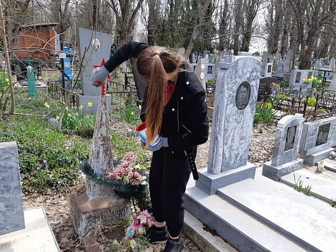 Устьлабинцы начали работы по косметическому ремонту памятников ветеранам Великой Отечественной войны