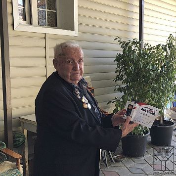 Ветеранам ВОВ вручили мобильные телефоны с оплаченной связью