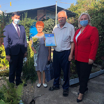 Семьи отмечающие юбилей бракосочетания поздравила администрация