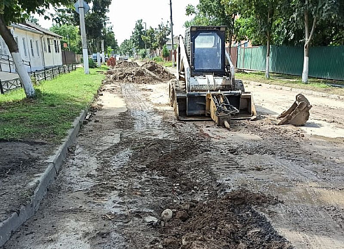 Работы на водопроводе на ул. Октябрьская продолжаются