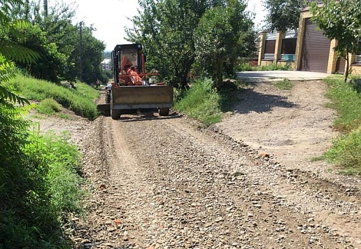 На улицах Усть-Лабинска работает грейдер