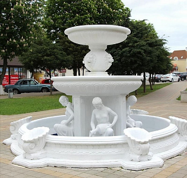 Специалисты устраняют неполадки и приводят в порядок фонтан в сквере на ул. Ленина