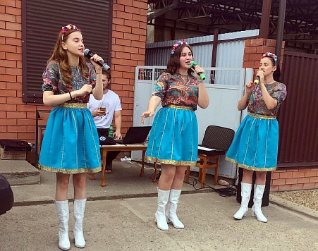 В Усть-Лабинске прошли концерты "с доставкой на дом"