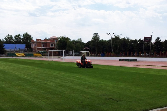 На стадионе "Кубань" проводятся работы по уходу за газоном