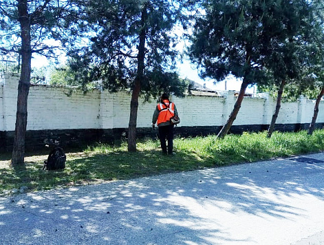 Специалисты продолжают наводить порядок на улицах Усть-Лабинска