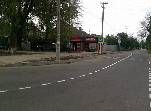 В Усть-Лабинске продолжаются работы по нанесению дорожной разметки