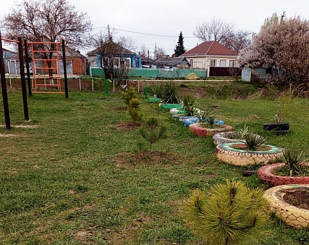 В Усть-Лабинске в рамках акции "Сад памяти" высаживают саженцы деревьев разных пород