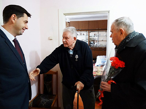 Исполняющий обязанности главы Усть-Лабинска Станислав Гайнюченко принял участие во вручении памятных медалей ветеранам войны