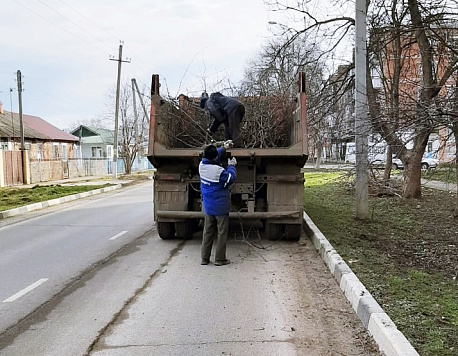 Специалисты продолжают наводить порядок на улицах Усть-Лабинска