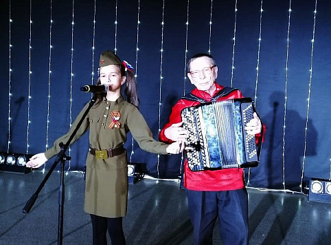 Артисты Усть-Лабинского городского Дома культуры приняли участие в конкурсе военно-патриотической песни "Война – боль души моей"