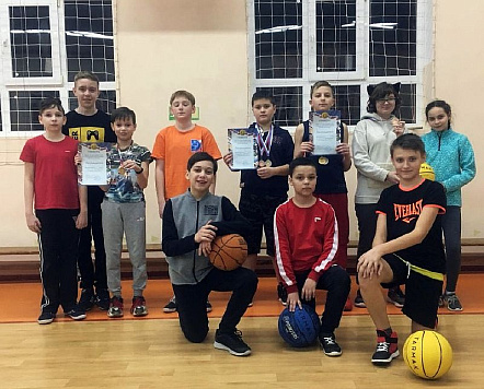 "Снайперы баскетбола" соревновались друг с другом в СОШ № 2 г. Усть-Лабинска