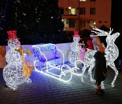 Светящиеся снеговики и олень украсили собой центр Усть-Лабинска