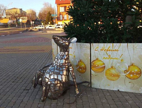 У главной ёлки города появился символ 2020 года