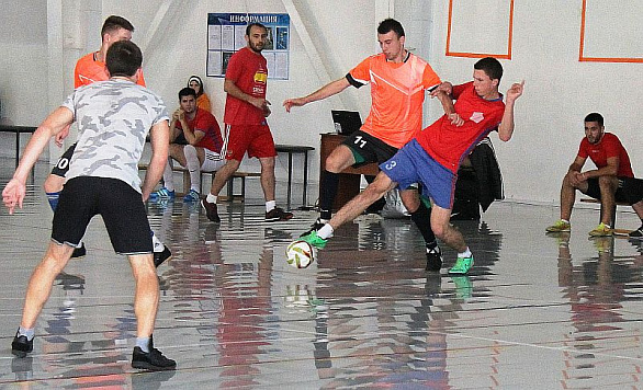 Футзал: в основную группу вышло девять команд
